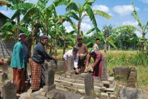 Tradisi Nyadran Warga Banyumeneng, Nyekar di Makam Demak Ijo