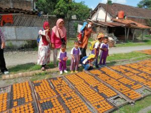Asyiknya Belajar Luar Kelas, PAUD Mutiara Hati Sambangi Pabrik Krupuk DK Somodaran