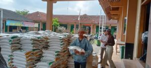 Pemerintah Kalurahan Banyuraden Salurkan Program Bansos Pangan Tahap Ketiga