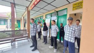 Ditengah Cuaca Hujan, Lurah Gelar Apel Kerja Aparatur Pemerintah Kalurahan Banyuraden