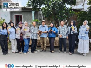 KARANGTARUNA DAN KELOMPOK PERTANIAN BANYURADEN, TERIMA BANTUAN MODAL DAN PERALATAN