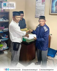 JELANG IDUL FITRI, KETUA RT RW, ROIS PENGURUS LEMBAGA DAN KADER BANYURADEN TERIMA INSENTIF PENGABDIAN