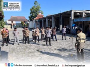HARI PERTAMA MASUK, LURAH PIMPIN APEL KERJA PAMONG DAN STAF