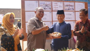 PEMBANGUNAN KANTOR KALURAHAN BANYURADEN RESMI DIMULAI, DIAWALI PELETAKAN BATU PERTAMA OLEH BUPATI SLEMAN