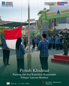 PENUH KHIDMAT, PAMONG DAN STAF KALURAHAN BANYURADEN PETUGAS UPACARA BENDERA